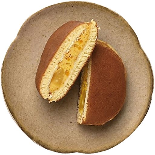 秋どら カボチャのあんことバタークリームを混ぜ合わせ、さらに歯ごたえが良くなるようにさつまいもとくるみのチップを入れた秋季限定商品です。
