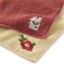 紅色に福を呼ぶ「招き猫」のモチーフと、優しい薄黄色にメジロと椿をワンポイント刺繍したかわいい2枚セット。