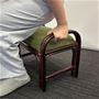 玄関での靴の脱ぎ履きに