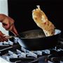 目指したのは、あおり調理ができる、軽くて扱いやすい鉄の中華鍋。火力が命と言われる炒め料理には、加熱に強い鉄材料が最適ですが、重いのが難点。そこで、従来とは異なる加工方法や昔ながらの製法などで試作を繰り返し、本製品にたどり着きました。鉄の良さを残しながら、スピン加工で限界まで重さを減らした中華鍋で、シャキシャキの野菜炒めが得意料理に。