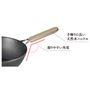 こだわりのハンドル 特殊加工で角度を付け、天然木と組み合わせることで洗練されたデザインに仕上げました。