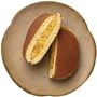 秋どら カボチャのあんことバタークリームを混ぜ合わせ、さらに歯ごたえが良くなるようにさつまいもとくるみのチップを入れた秋季限定商品です。