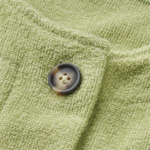 マーブルブラウンのボタンがアクセント。