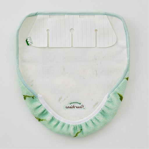 裏面は吸着シート付きでフタにペタッと貼るだけ。簡単に装着可能です。