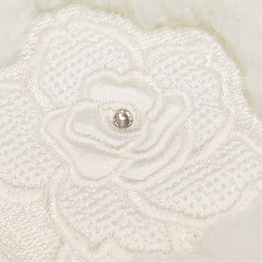 ホワイト<br>マットのバラ刺繍には、上品なラインストーン付き。