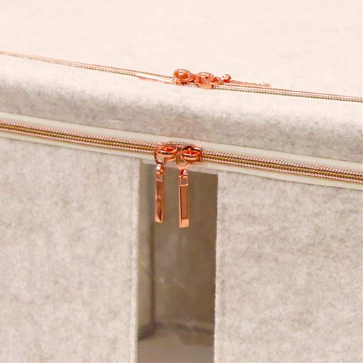 ピンクゴールドのファスナーチャームが可愛い♪