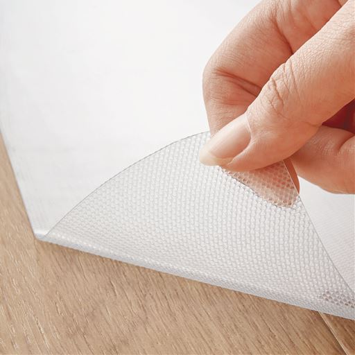 裏面は吸着タイプでズレにくく、掃除機掛けもスムーズです。