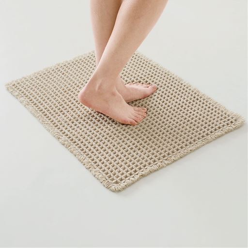 アイボリー 横60×縦45cm ムギュッとした弾力感と足離れがやみつき!汚れが目立ちにくいニュアンスカラーも魅力です。