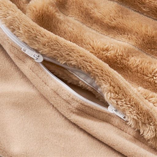 両開きのファスナーで開閉も着脱もスムーズ。