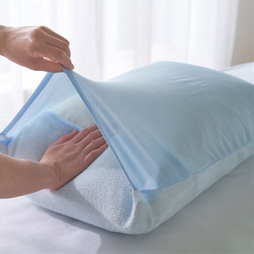 かぶせ式なので、ごろつくファスナーがなく着脱も簡単。