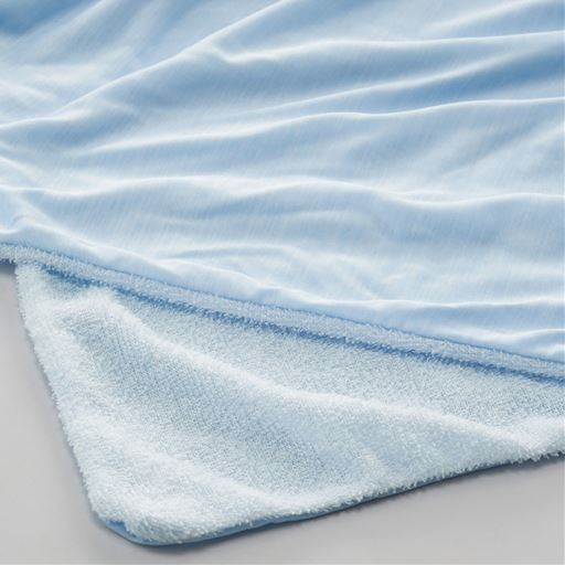 ひんやり素材(写真上)と綿100%パイル生地(写真下)を季節によって使い分け。