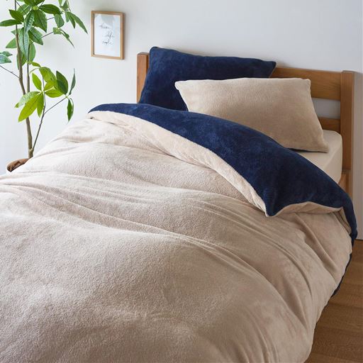 ナチュラルな印象のベージュで落ち着いた印象に<br>※商品は枕カバーです