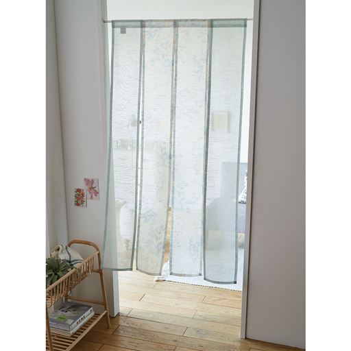 ブルー<br>出入りしやすく、揺れ感も美しいレース生地の4連のれんです。