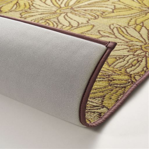 裏面はズレにくいウレタンフォーム加工。