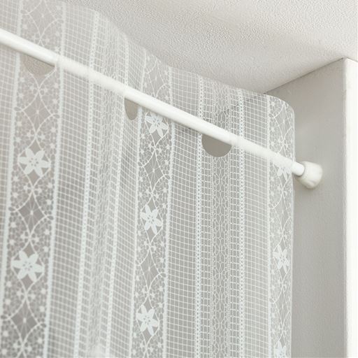 突っ張り棒に通すだけで手間なしの簡単装着。