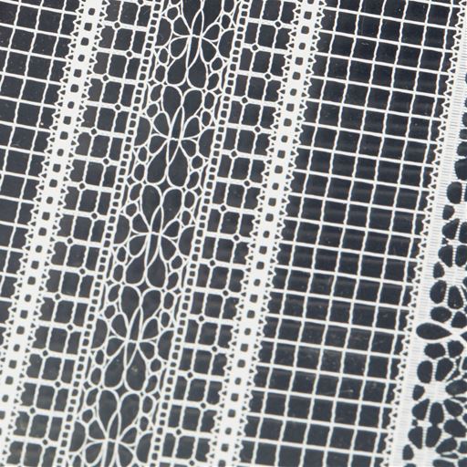 上品なレース模様入り。