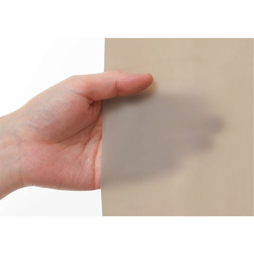 ほんのり光を感じるグレーのビニール生地は手ざわりが良くやわらかで、ニオイも少なく環境にやさしい素材です。