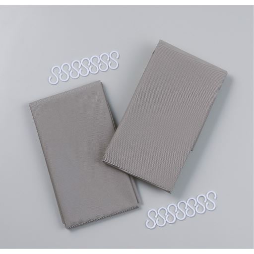 本体生地2枚組・S字フック14個付きでお届け。