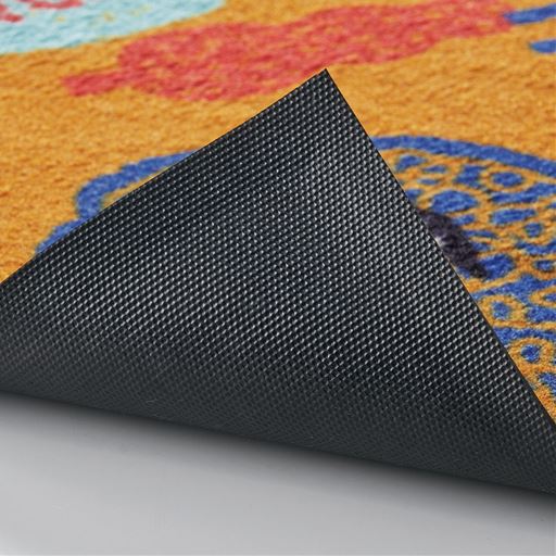 裏面はすべりにくいゴム素材。