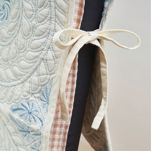 2ケ所ズレ防止ひも付き。