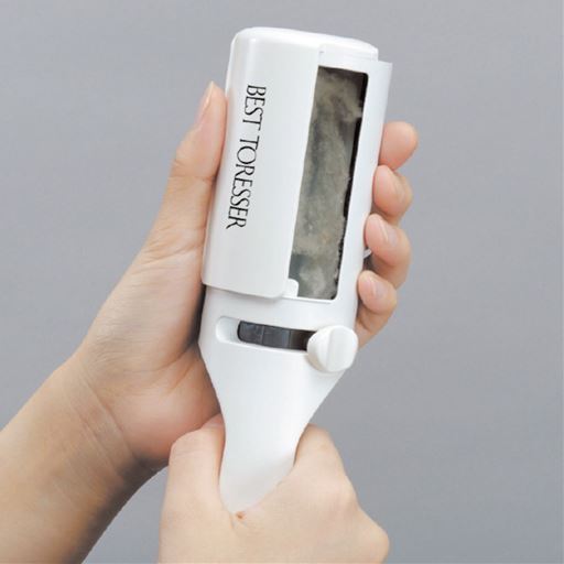 切り替えレバーを左右にスライドするだけで、ブラシ面についたホコリを本体内蔵ダストボックスへ自動収納します。