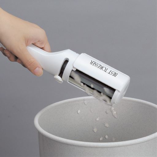 切り替えレバーを左右にスライドするだけで、ブラシ面についたホコリを本体内蔵ダストボックスへ自動収納します。