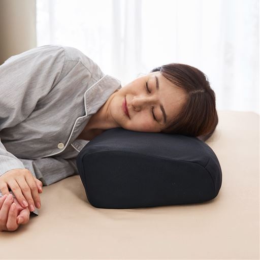 横向きになっても首のカーブを維持でき、寝返りしやすい。