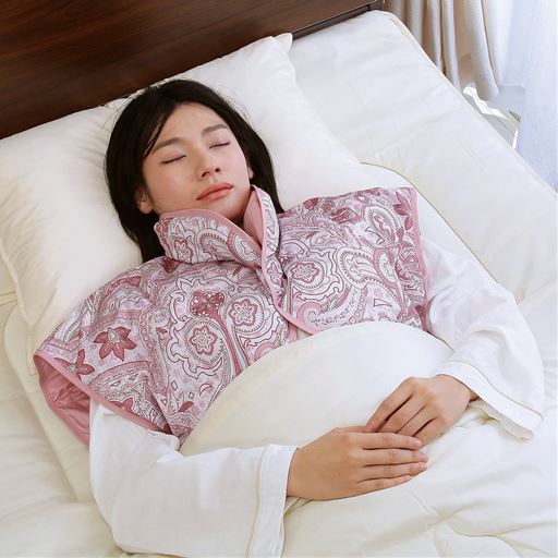 ピンク<br>睡眠時の冷え防止にもおすすめ! 羽織るだけであたたかい羽毛肩当てです。