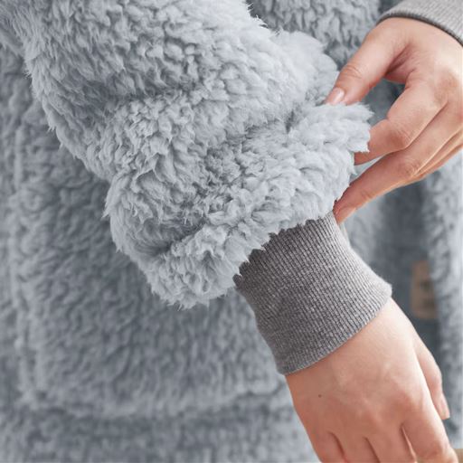 袖口はリブ仕様なので腕まくりができ、家事や洗顔などの作業がしやすい。