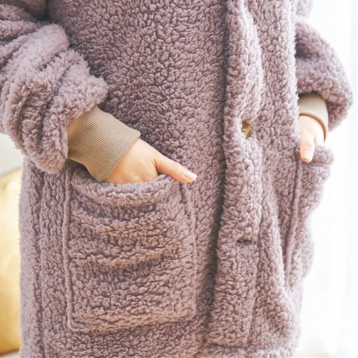 両サイドにスマートフォンがすっぽり入る便利なポケット付き。