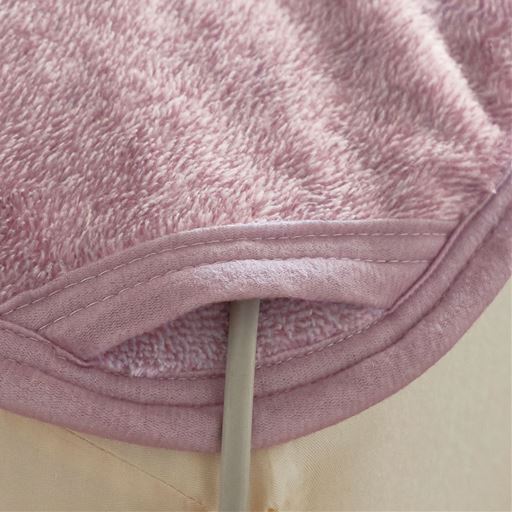 パウダーローズ<br>両角には電気アンカなどのコードが通せるコード穴付き