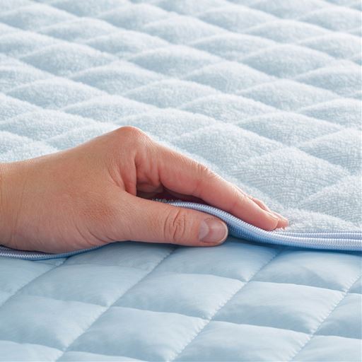 ブルー<br>中わた入りのキルトで、ふんわりとした寝心地。