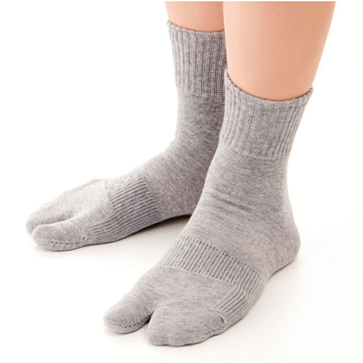 靴下タイプなので履くだけで親指と人差し指の間をオープン!