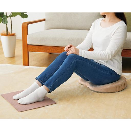 床にそのまま置いて使うことも可能。お風呂上がりやおやすみ前の読書タイムに、体をじんわりあたためながら入眠しやすいリラックスモードに導きます。