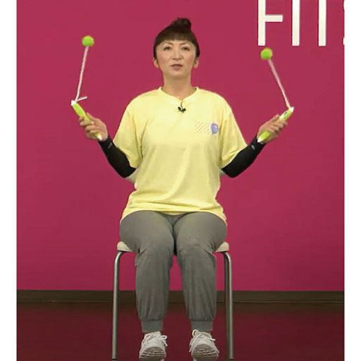 負荷が高い方は座ってなわとびを回しながら足踏みでもOK!