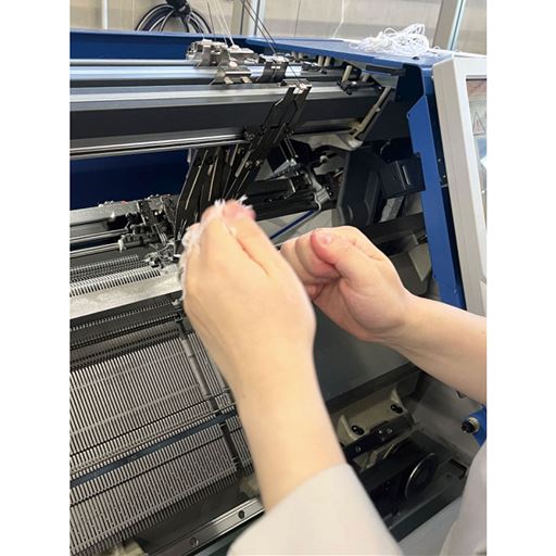 熟練の職人さんがつきっきりで編み機を調整しながらひとつひとつ丁寧に作り上げています。