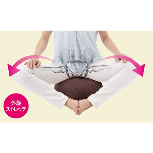 クッションを使って簡単股関節ストレッチ!高さが出るのであぐらや正座も楽にできます。 ※イメージ