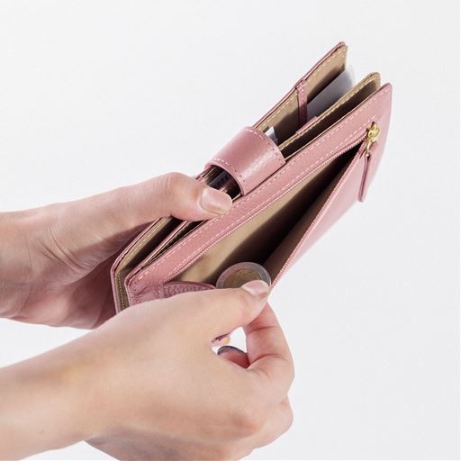 ファスナー式の背面ポケット付