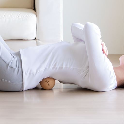 気になる部位に圧力をかけてマッサージ! ピーナッツ型なので広い範囲を効率よくほぐせます。