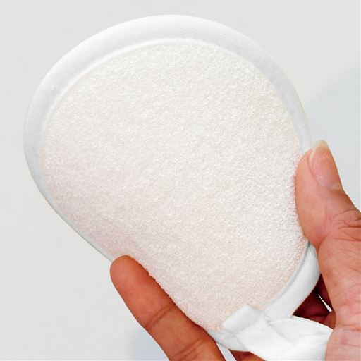 マッサージするように優しく撫でれば、顔もすべすべに!