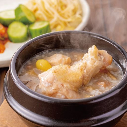 ホロホロの骨付き鶏肉が入っています。
