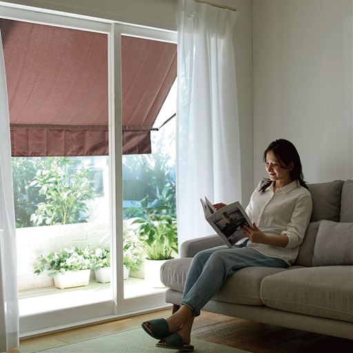 お部屋に入るまぶしい日差し対策に 窓の外に日かげを作ることで日差しをブロック。室内温度の上昇をセーブします。※画像のカラーは販売しておりません