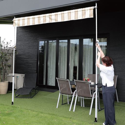 使わない時は巻き上げて収納 フルオープンにすれば、採光をさまたげません。 軽い力で開閉でき、スクリーンは日差しの角度に合わせて無段階に調整できます。