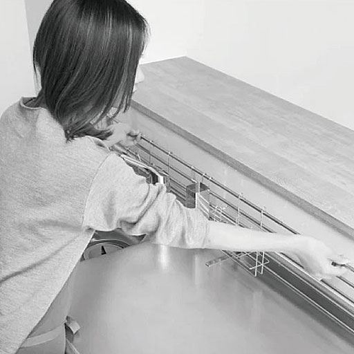 設置カンタン シンク幅に伸縮。女性一人でも簡単に設置できます。