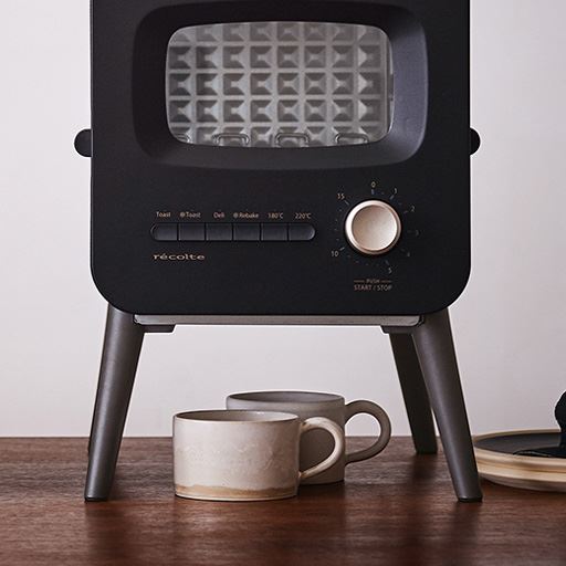 脚元はコーヒーカップなどを置けるスペースに。