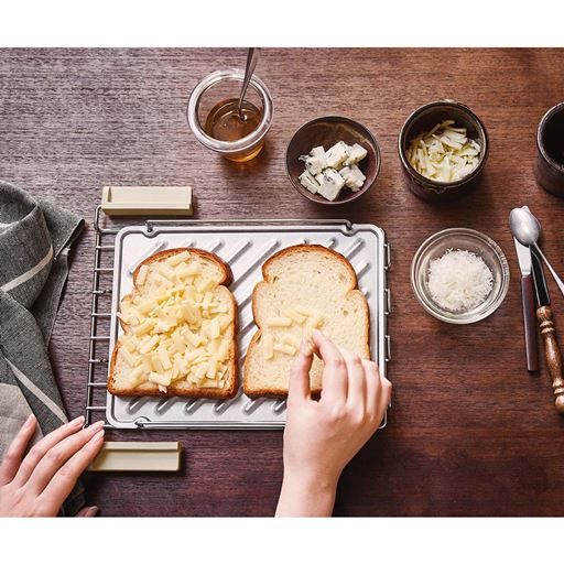 テーブルの上でチーズをのせて