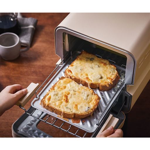 熱々の料理をテーブルへ。持ち手がトースターの外側にあるからやけどの心配も少なく、取り出しやすい♪