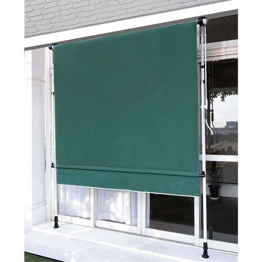 使わないときは巻き上げて収納。フルオープンにすれば、採光を妨げません。