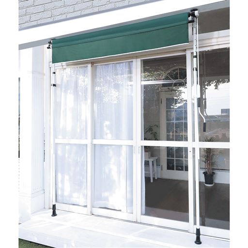 使わないときは巻き上げて収納。フルオープンにすれば、採光を妨げません。