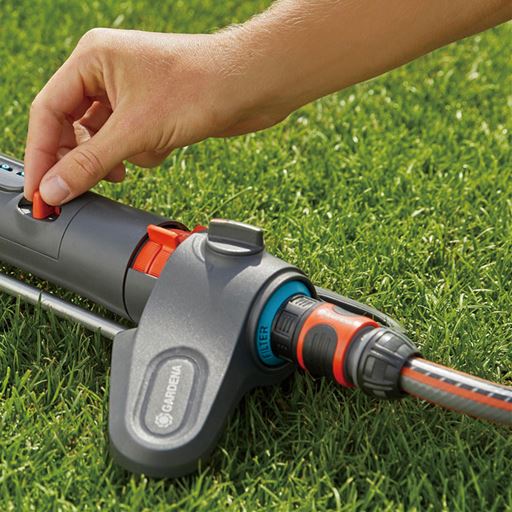 取り付けが簡単! お手持ちの散水ホースを外して、本体に取り付けるだけで準備が完了。